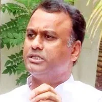 Congress activist attacked Komatireddy Raj Gopal Reddy with Chappal