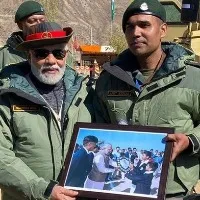 major amith met pm modi with his childhood Photo