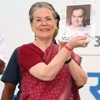 Kharge presented rajiv gandhi photo to sonia gandhi