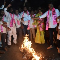 TRS stages protest over BJP's 'attempt to buy MLAs'