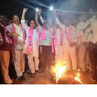 TRS ministers hold rasta roko on Vijayawada NH, traffic hit