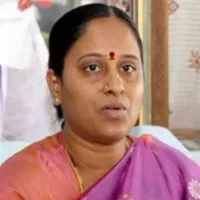 Konda Surekha fires on KCR and KTR