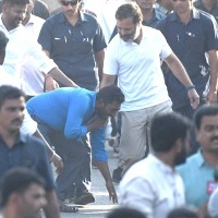 Man breaches security, touches Rahul Gandhi’s feet