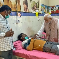 Modi visits Morbi bridge collapse site, meets injured persons