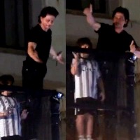 SRK greets hoards of fans outside Mannat on birthday