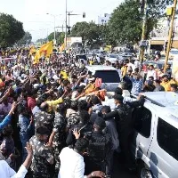 Miscreants pelt stones at Chandrababu Naidu's road show, security officer injured