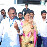 Munugode by-election: TRS maintains lead in tight race (Ld)