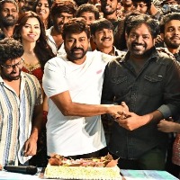 Chiranjeevi celebrates Meher Ramesh's b'day on 'Walter Veerayya' sets