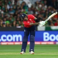 Pakistan scalps 3 wickets in power play