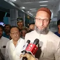 Owaisi greeted with Modi Modi chants and black flags Gujarat