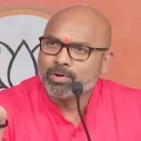 TRS workers attacked BJP MP D Arvind house in Hyderabad