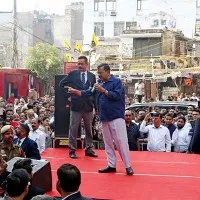 modi modi chants in arvind kejriwal gujart road show