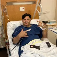 Actor Abbas gets surgery to his injured leg
