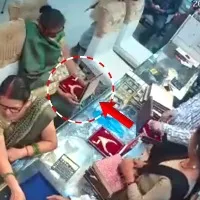 a customer stole gold necklace at a jewelery shop in gorakhpur