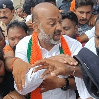 Telangana police stop state BJP Chief ahead of 'padayatra'