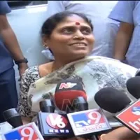 YS Vijayamma cool reply to a reporter who asked Jagan response on Sharmila arrest