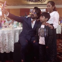 Ram Charan clicks selfies with children of Galwan martyr