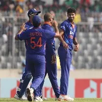 India bowlers took early wickets against bangladesh in 2nd odi