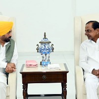Punjab CM meets KCR, discusses national politics