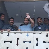 Salman Khan fans lathi charged by Mumbai police for creating ruckus on actors 57th birthday