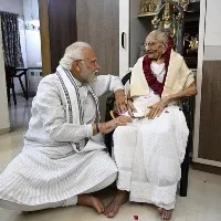 PM Modi visits mother in Ahmedabad hospital