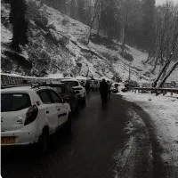 Huge snowfall in Himachal Pradesh as 400 vehicles stranded at Rohtang Atal Tunnel