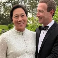 Mark Zuckerberg shares pic with pregnant wife Priscilla Chan on New Year Day