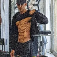 Hrithik Roshan shows off 8 pack bod amid filming for Fighter