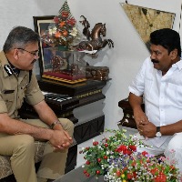పశుసంవర్ధక శాఖ మంత్రి తలసాని శ్రీనివాస్ యాదవ్ తో డీజీపీ అంజనీ కుమార్ భేటీ అయ్యారు