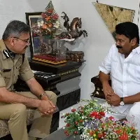 పశుసంవర్ధక శాఖ మంత్రి తలసాని శ్రీనివాస్ యాదవ్ తో డీజీపీ అంజనీ కుమార్ భేటీ అయ్యారు