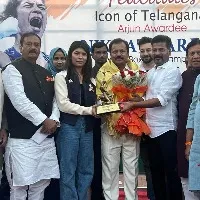 Revanth Reddy handed over five lakhs to boxer Nikhat Zareen