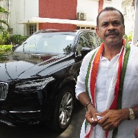 Telangana Congress MP meets new in-charge, appears defiant