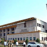 Andhra HC suspends GO banning meetings on roads