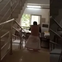 Advocate carries his plaintiff on his back to court room