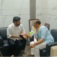 Komatireddy met Revanth Reddy in Gandhi Bhavan