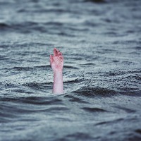 Woman pushes her two children into Godavari, kills self