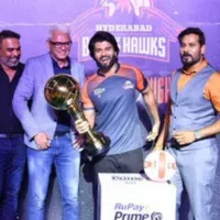 Vijay Devarakonda takes partnership in Hyderabad Black Hawks Vollyball Team