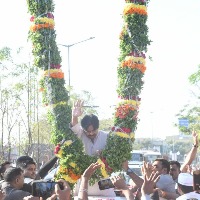 Pawan Kalyan performs puja of his campaign vehicle at T'gana temple