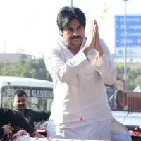 Pawan Kalyan leaves to Kondagattu with huge convoy