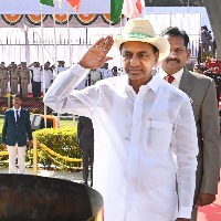 CM KCR unfurls Tricolour at Pragati Bhavan, pays tributes to martyrs