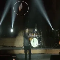 kailash kher on stage youths throw water bottle over demand to sing kannada song