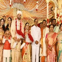 ఎమ్మెల్సీ శేరి సుభాష్ రెడ్డి కూతురు వివాహానికి హాజరై వధూవరులను ఆశీర్వదించి, శుభాకాంక్షలు తెలిపిన ముఖ్యమంత్రి కె. చంద్ర శేఖర రావు