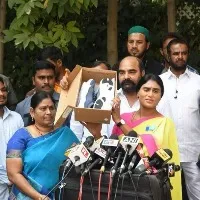YS Sharmila presents shoe box to chief minister KCR dares him to join her padayatra in Telangana