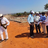 కొండపావులూరు లో జగనన్న ఇళ్ళ లే అవుట్ల పరిశీలన అధికారులకు పలు ఆదేశాలు