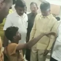 Chandrababu visits injured party workers