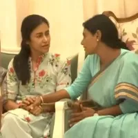 Sharmila visits Tarakaratna house