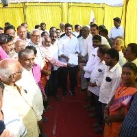 Lokesh talks with Mango farmers at Kondepalli Cross