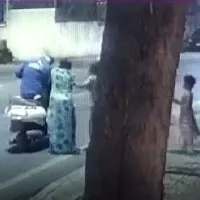 10 year old girl attacks chain snatcher to save her grandmother