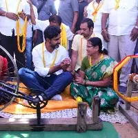 Lokesh talks to hand weavers