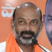 BRS leaders burn Bandi Sanjay effigy in Delhi